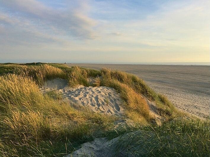 Blick auf eine felsige Küstenlandschaft mit Meer und Himmel.