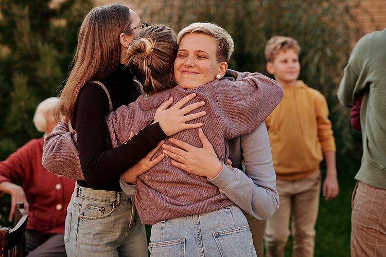 Eine Gruppe junger Frauen, die sich umarmen.