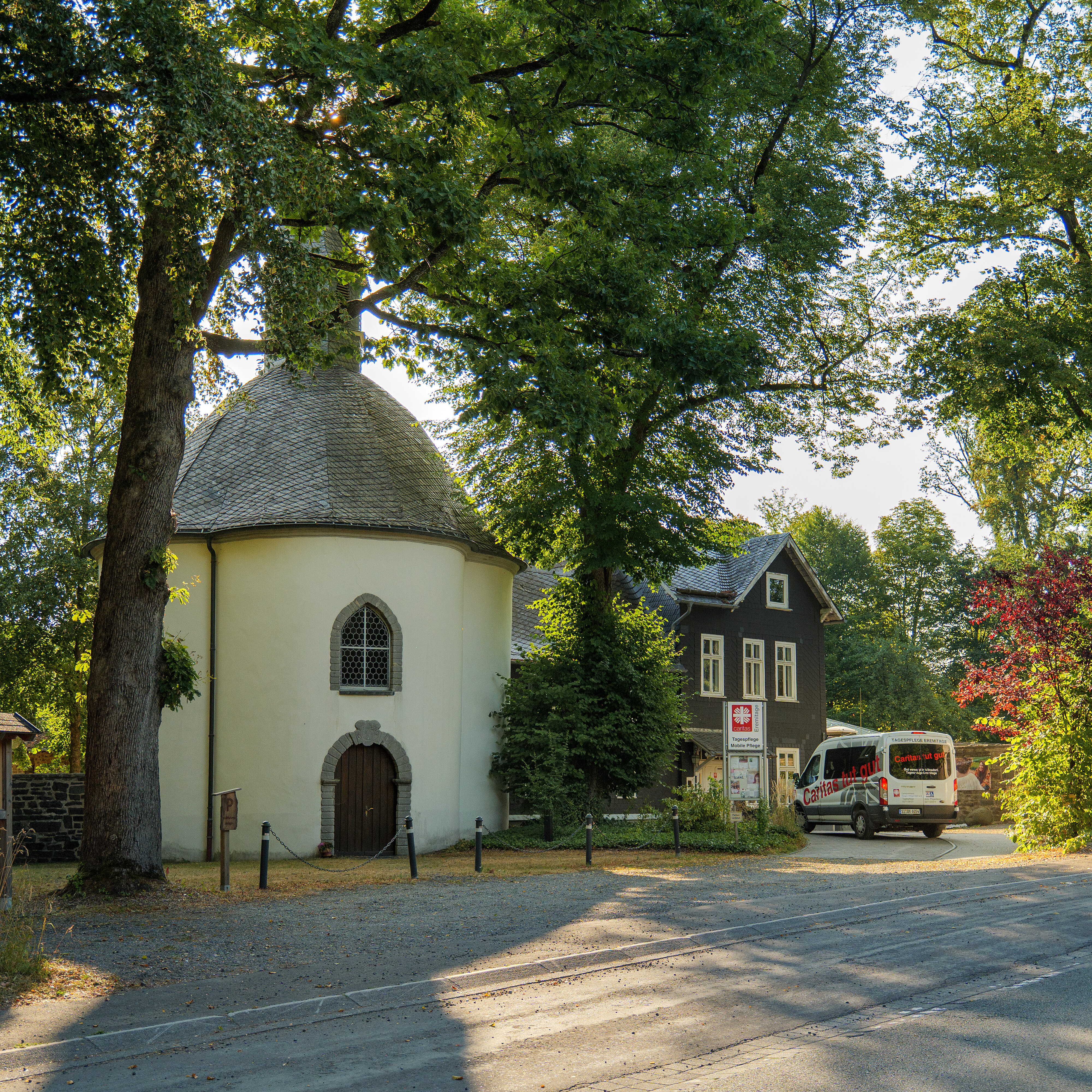 Außenansicht Eremitage Siegen mit Kapelle