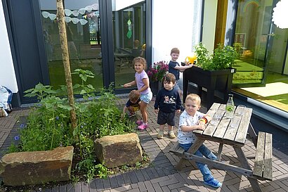 Kinder spielen im Lehrgarten Maumke
