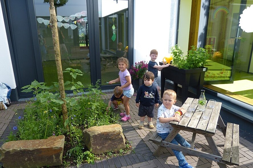 Kinder spielen im Lehrgarten Maumke