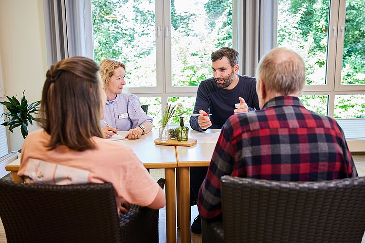 Kontakt zu Mitarbeitenden und anderen Bewohnern im Senioren-Wohnpark