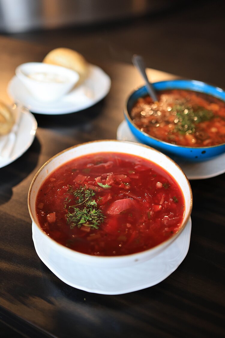 Suppe auf einem Tisch.