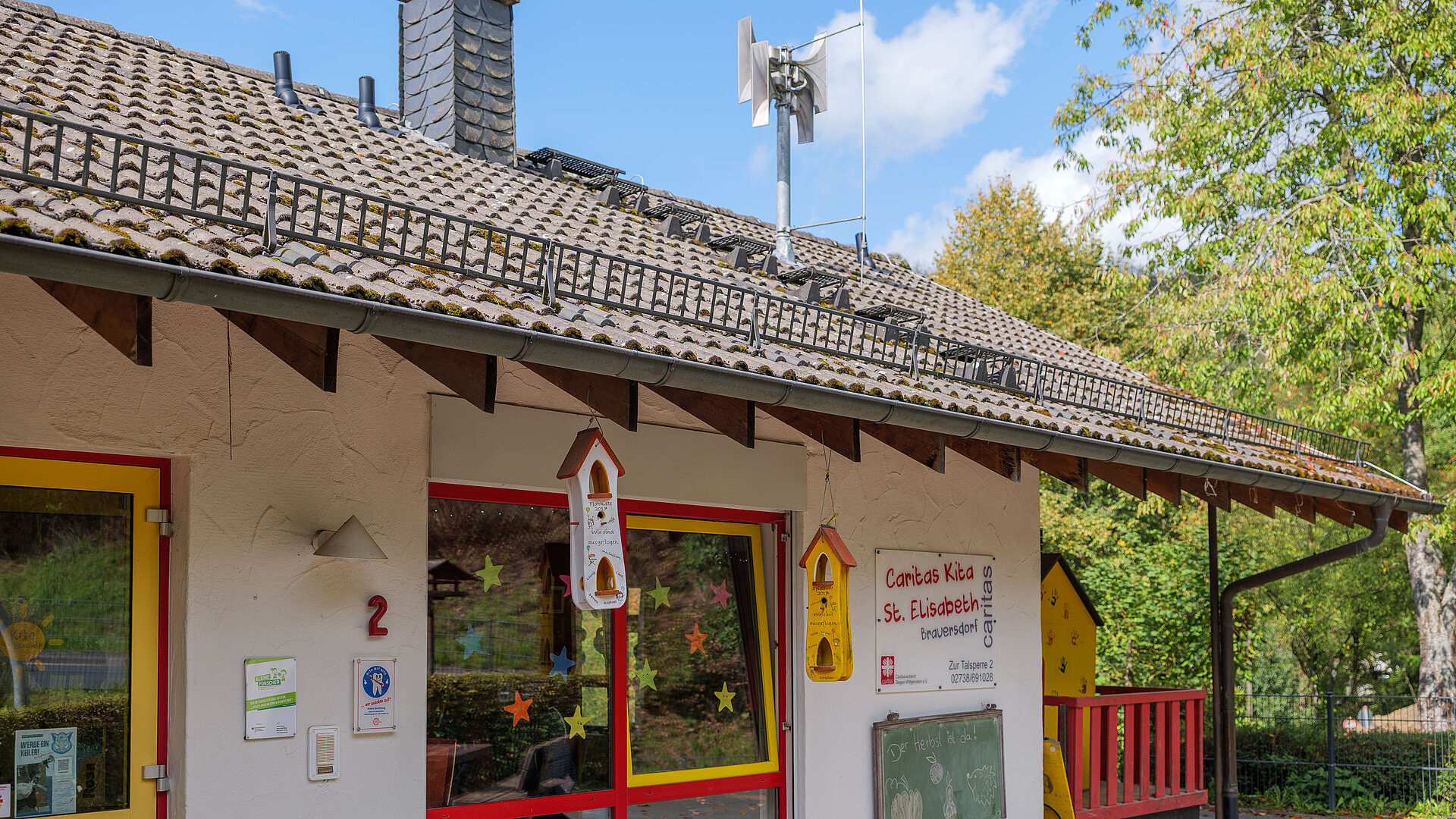 Außenansicht der Caritas-AufWind Kita in Brauersdorf mit überdachtem Eingangsbereich