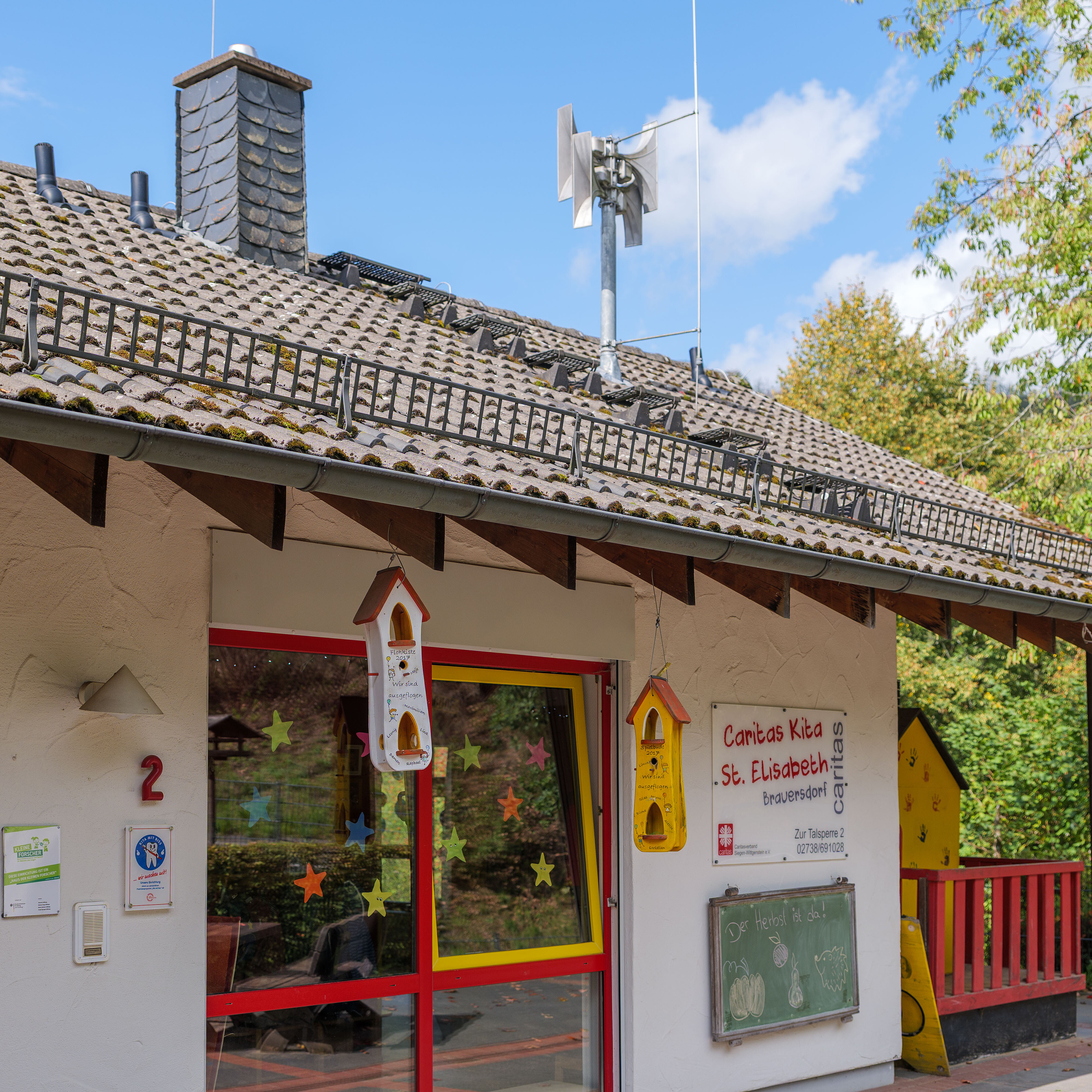 Außenansicht der Caritas-AufWind Kita in Brauersdorf mit überdachtem Eingangsbereich