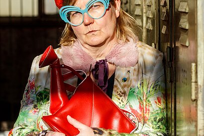 Frau mit rotem Hut und Brille