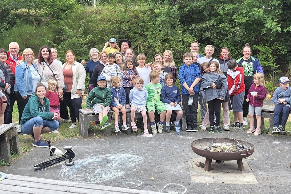 Versammlung aller Familien auf dem Grillplatz