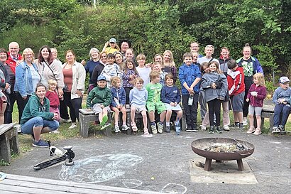 Versammlung aller Familien auf dem Grillplatz